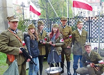 Obozowisko partyzanckie zorganizowane w Kamiennej Górze  podczas „Wybuchowej majówki” 2014