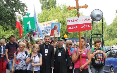 Bp Roman Pindel i ks. Józef Walusiak na czele 23. Diecezjalnej Pieszej Pielgrzymki na Jasną Górę z Bielska-Białej