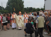 Pielgrzymów przed wyruszeniem w drogę pobłogosławił bp Henryk Tomasik