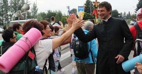 Ks. Łukasz Kubas przewodzi w tym roku pielgrzymom 31. Pieszej Pielgrzymki Oświęcimskiej na Jasną Górę