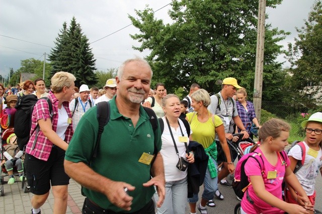 Pielgrzymi wyruszyli w drogę z kościoła św. Stanisława w Andrychowie