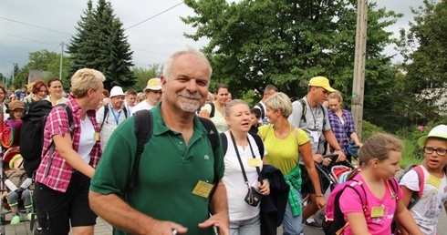 Pielgrzymi wyruszyli w drogę z kościoła św. Stanisława w Andrychowie