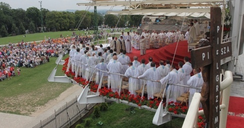 Na kolanach przed Matką