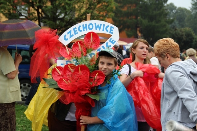 Za krzyżem z Czechowic-Dziedzic na Jasną Górę podąża w tym roku ponad 260 pieszych pielgrzymów