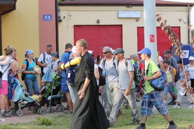 Beskidzcy pątnicy zbliżaja się do Jasnej Góry