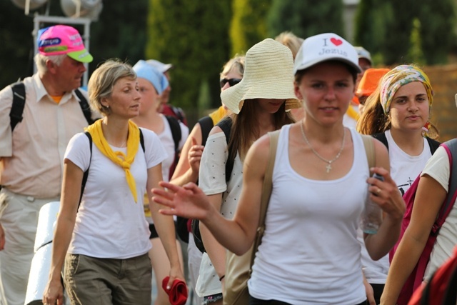 Beskidzcy pątnicy zbliżaja się do Jasnej Góry