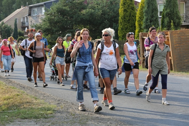 Beskidzcy pątnicy zbliżaja się do Jasnej Góry