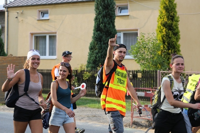 Beskidzcy pątnicy zbliżaja się do Jasnej Góry