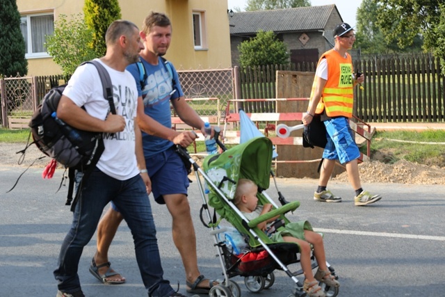 Beskidzcy pątnicy zbliżaja się do Jasnej Góry