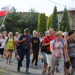 Beskidzcy pątnicy zbliżaja się do Jasnej Góry