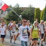 Beskidzcy pątnicy zbliżaja się do Jasnej Góry