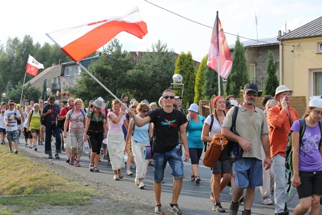 Beskidzcy pątnicy zbliżaja się do Jasnej Góry