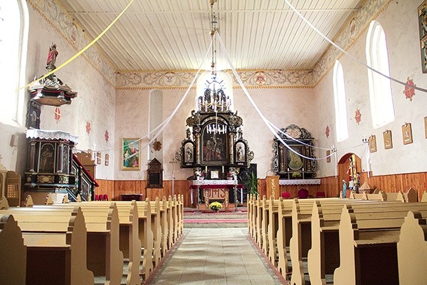 Kościół pochodzi z XIV w., w latach 1525–1945 był w rękach ewangelików