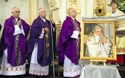 Msza św. w intencji zmarłego prałata. Od lewej: abp Wacław Depo, bp Andrzej F. Dziuba i bp Józef Zawitkowski