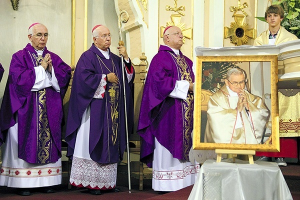 Msza św. w intencji zmarłego prałata. Od lewej: abp Wacław Depo, bp Andrzej F. Dziuba i bp Józef Zawitkowski