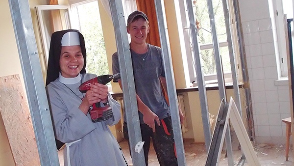  – Ekipę remontową mamy na medal – zapewnia s. Maria, która fachowców wspiera dobrym słowem i ciepłym uśmiechem