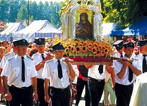 Procesja podczas największej sierpniowej uroczystości w diecezji – odpustu w Krzeszowie. Tego dnia swoją Patronkę czci także siedemnaście innych parafii