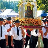 Procesja podczas największej sierpniowej uroczystości w diecezji – odpustu w Krzeszowie. Tego dnia swoją Patronkę czci także siedemnaście innych parafii