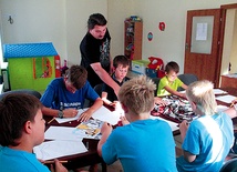  Andrzej Bastrikin, artysta grafik, zapoznaje dzieci ze sztuką graffiti