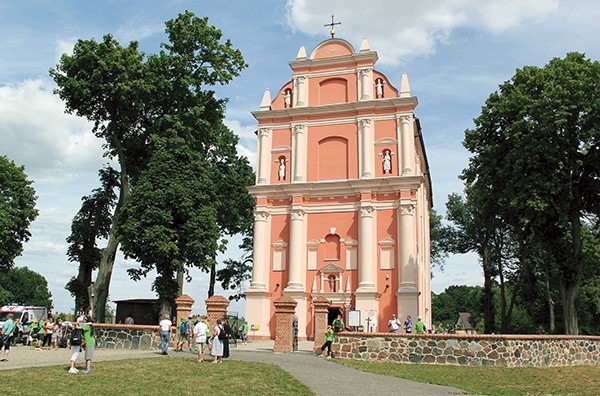  Co roku skrzatuskie sanktuarium odwiedzają tysiące pielgrzymów