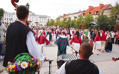  W czasie tegorocznego festiwalu nie zabraknie kontaktu między publicznością a tancerzami. Zespoły ludowe będą wspólnie muzykować z mieszkańcami Płocka na Starym Rynku