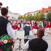  W czasie tegorocznego festiwalu nie zabraknie kontaktu między publicznością a tancerzami. Zespoły ludowe będą wspólnie muzykować z mieszkańcami Płocka na Starym Rynku