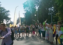 Rozśpiewane grupy pielgrzymów kolejno wchodziły do jasnogórskiego sanktuarium