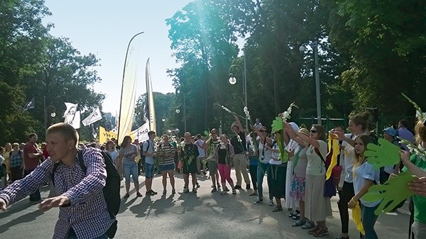 Rozśpiewane grupy pielgrzymów kolejno wchodziły do jasnogórskiego sanktuarium