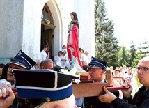  Na zakończenie Sumy odpustowej jej uczestnicy udali się w procesji wokół kościoła, niosąc figurę swojej patronki