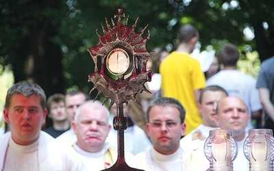 Każdego dnia uczestnicy mogli przeżyć osobiste spotkanie z Chrystusem ukrytym w Najświętszym Sakramencie. Między Oleśnicą a Namysłowem Pan Jezus był niesiony we wszystkich grupach