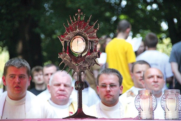 Każdego dnia uczestnicy mogli przeżyć osobiste spotkanie z Chrystusem ukrytym w Najświętszym Sakramencie. Między Oleśnicą a Namysłowem Pan Jezus był niesiony we wszystkich grupach