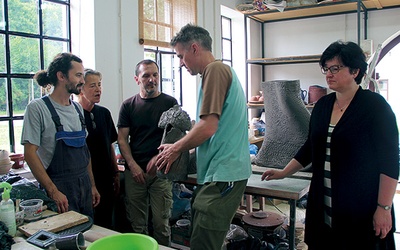  Powyżej: Uczestnicy pleneru w pracowni ceramicznej. Od lewej: Michal Kušík, Barbara Falender, Jarosław Pajek, Bogusław Dobrowolski i Aleksandra Dobrowolska