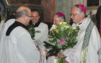 Ks. prał. Adam Władysław Myszkowski dziękuje za obecność  abp. Zygmuntowi Zimowskiemu (z prawej) i bp. Henrykowi Tomasikowi 