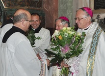 Ks. prał. Adam Władysław Myszkowski dziękuje za obecność  abp. Zygmuntowi Zimowskiemu (z prawej) i bp. Henrykowi Tomasikowi 