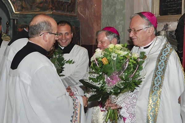 Ks. prał. Adam Władysław Myszkowski dziękuje za obecność  abp. Zygmuntowi Zimowskiemu (z prawej) i bp. Henrykowi Tomasikowi 