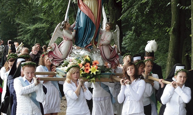 Wniebowzięcie jest znakiem nadziei, że i my, jak Maryja, dojdziemy do nieba wraz z ciałem. Na zdjęciu uroczystości na Górze św. Anny