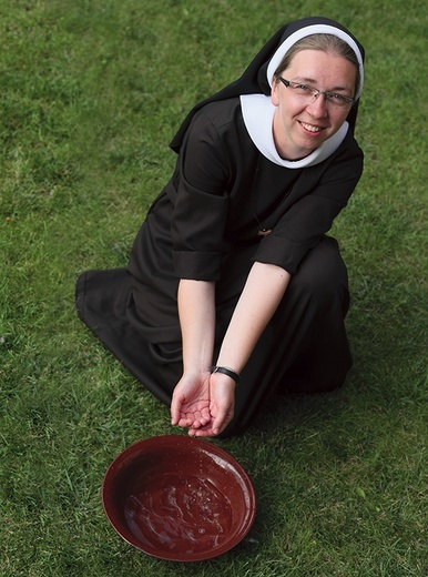 s. Marcina Wieszołek – franciszkanka od pokuty i miłości chrześcijańskiej, mieszka w klasztorze w Częstochowie, na co dzień pracuje jako pielęgniarka w hospicjum.