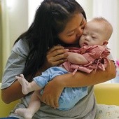 Gammy, syn Tajlandki Pattaramon Chanbua, ma już siedem miesięcy. Uniknął śmierci, bo jego matka nie zgodziła się na aborcję