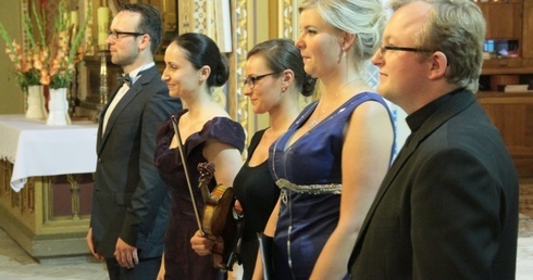 Czworo solistów i ksiądz-tenor