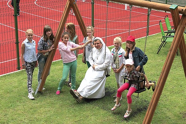 Siostra Andrzeja z dziećmi na placu zabaw „Arki Noego”