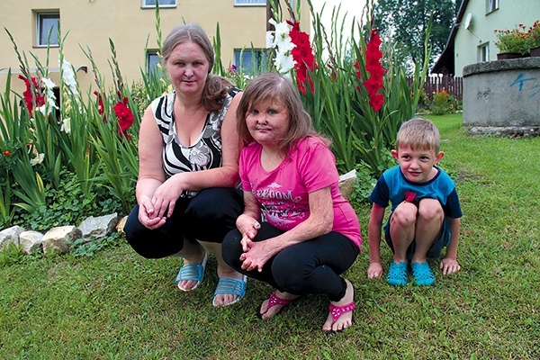  Paulinka z mamą i braciszkiem przed domem w Dolędzinie
