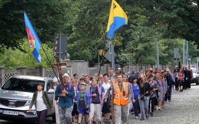 Idą na Wielki Odpust Krzeszowski