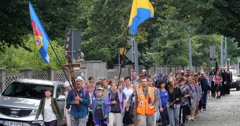 Idą na Wielki Odpust Krzeszowski