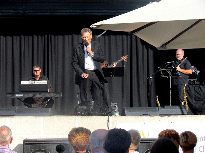 Jacek Borkowski udowodnił, że nie tylko potrafi śpiewac, ale i bawić publicznosć
