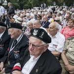 Przed pomnikiem Pamięci 50 tys. Mieszkańców Woli