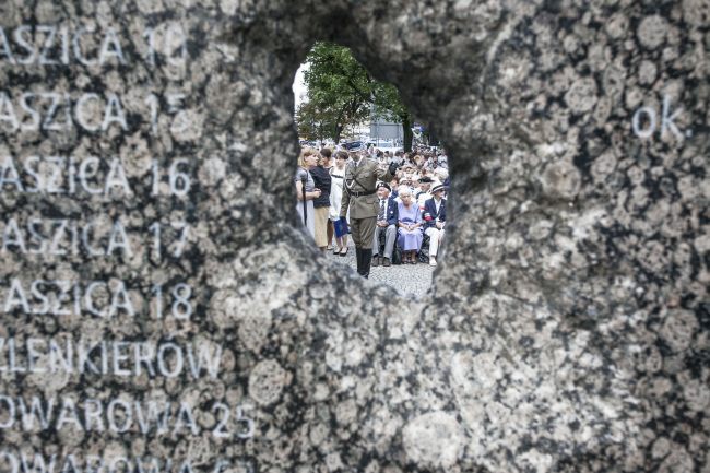 Przed pomnikiem Pamięci 50 tys. Mieszkańców Woli