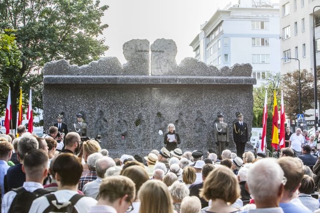 Przed pomnikiem Pamięci 50 tys. Mieszkańców Woli