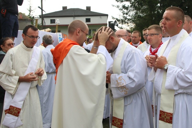 Ks. Leonard Szewczyk SDB udziela błogosławieństwa prymicyjnego