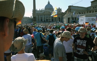 Plac św. Piotra w Rzymie wypełnili członkowie liturgicznej  służby ołtarza z Niemiec