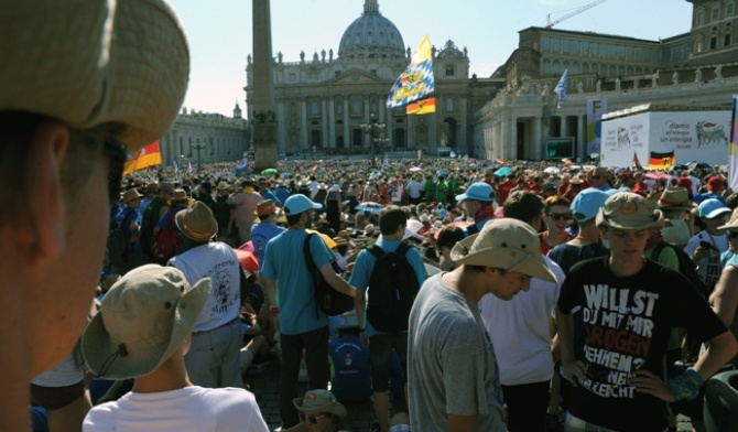 Plac św. Piotra w Rzymie wypełnili członkowie liturgicznej  służby ołtarza z Niemiec